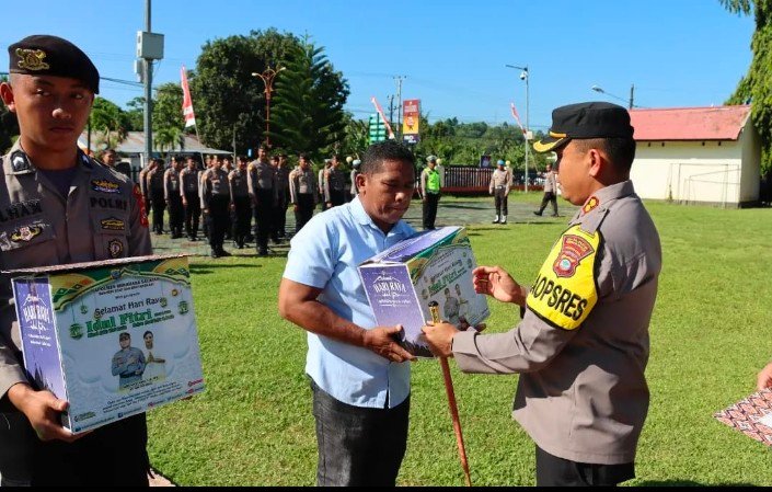 Anggota Polres Minsel Terima Bingkisan Idul Fitri H Dari Kapolres