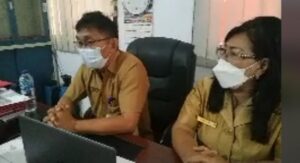 Kepala Cabang Dinas Pendidikan SMA/SMK Minsel-Mitra Max Lengkong didampingi Kepala Sekolah SMA N 1 Motoling saat memberikan keterangan pers di ruang kerjanya.